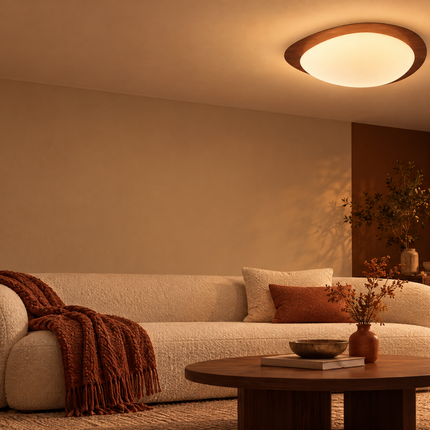 Deckenleuchte in Holzoptik im Wohnzimmer