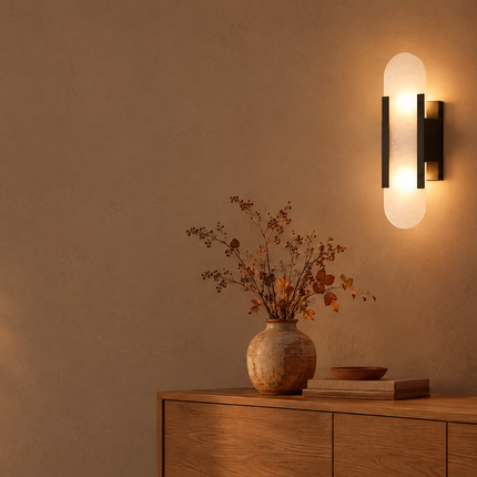 Wandleuchte in Alabaster-Optik über einem Sideboard