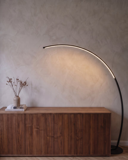 Arco Stehleuchte | Bogenform, Dimmbar im Wohnzimmer (1)