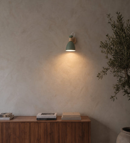 Berlin Wandlampe in Grün mit Holzdetails an einer Kalkputzwand