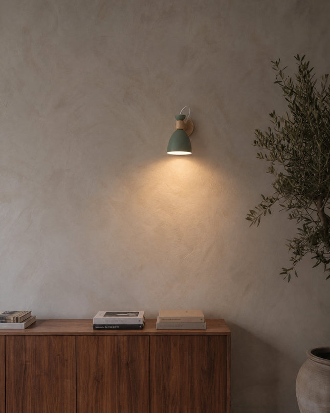 Berlin Wandlampe in Grün mit Holzdetails an einer Kalkputzwand