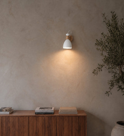 Berlin Wandlampe in Weiß an einer Kalkputzwand