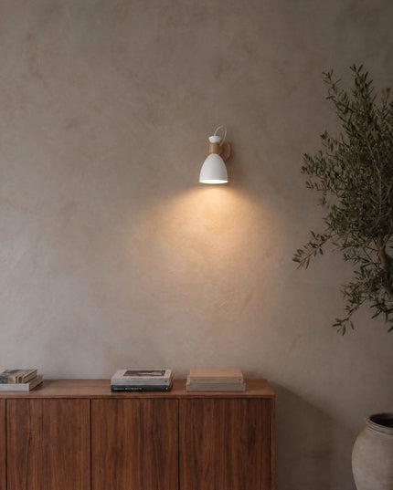 Berlin Wandlampe in Weiß an einer Kalkputzwand