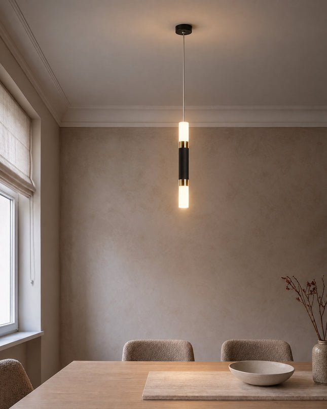 Rennes LED-Lampe in Schwarz mit Goldringen über dem Esstisch