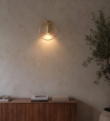 Casoria Wandleuchte in Bronze an einer Kalkputzwand