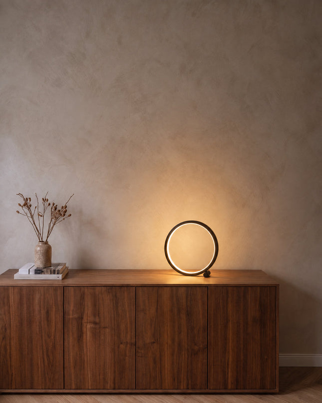 Verona Lampe Tischleuchte in Schwarz auf einem Sideboard aus Nussbaum