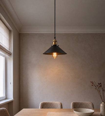 Milan Lampe in Schwarz mit Fassung in Messingoptik über dem Esstisch