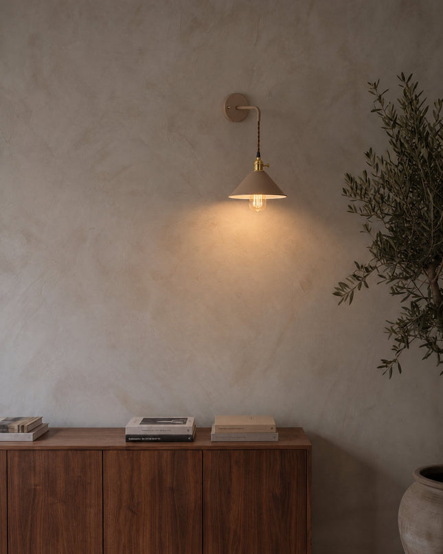Venedig Lampe Wandleuchte in Khaki an einer Kalkputzwand