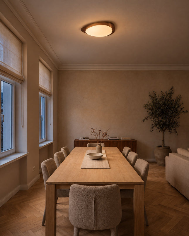 Qube Deckenleuchte in Nussbaum im Esszimmer