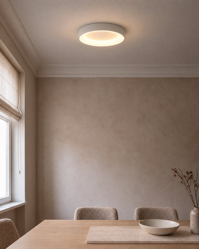 Arisha Deckenlampe in Weiß an der Decke über dem Esstisch