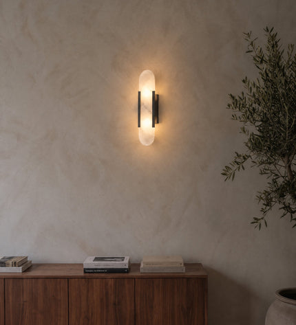 Vento Wandleuchte in Alabaster-Optik mit schwarzen Leisten an einer Kalkputzwand