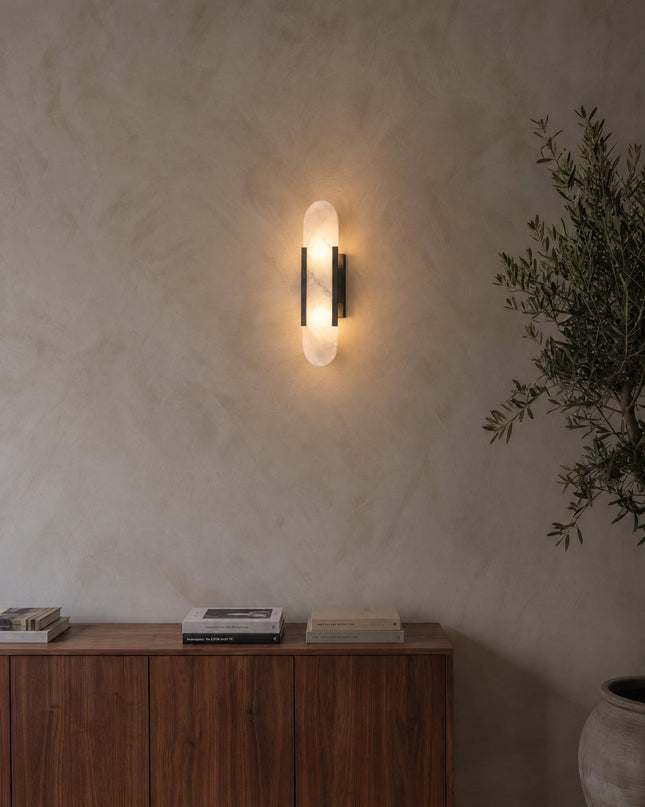 Vento Wandleuchte in Alabaster-Optik mit schwarzen Leisten an einer Kalkputzwand