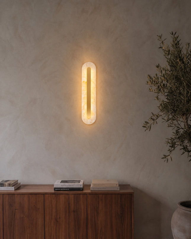 Hurn Wandleuchte in Alabaster-Optik an einer Kalkputzwand