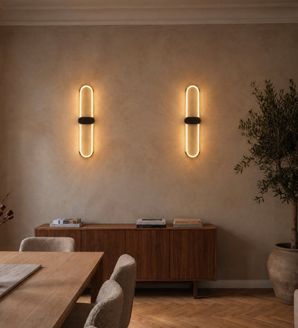 Lunaris Wandleuchte, zwei Leuchten über einem Sideboard im Esszimmer