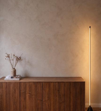 Tero Stehleuchte mit LED-Lichtstab neben dem Sideboard