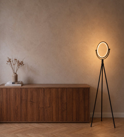 Treo Stehleuchte mit LED-Ring neben einem Sideboard aus Nussbaum
