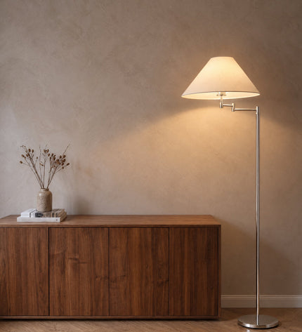 Cromo Stehleuchte in Chrom mit cremeweißem Schirm neben einem Sideboard aus Nussbaum