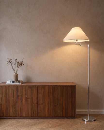 Cromo Stehleuchte in Chrom mit cremeweißem Schirm neben einem Sideboard aus Nussbaum