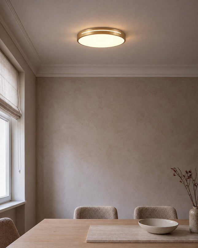 Elios Deckenlampe rund in Messingoptik an der Decke über dem Esstisch