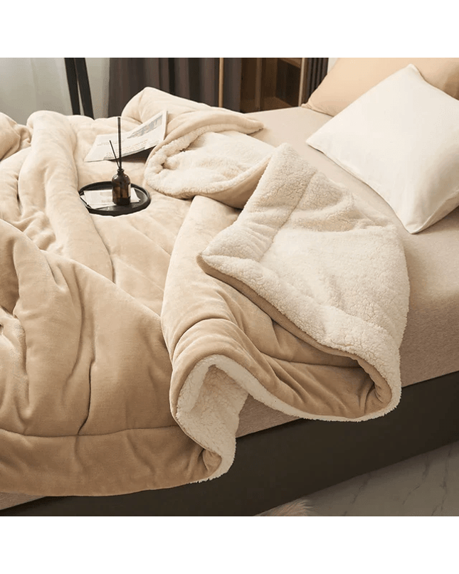 Kezaro Kora fleece blanket in soft gray, 100x120 cm, cozy and plush for added warmth and comfort.