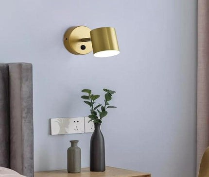 Kezaro Varese Lampe in gold with three-color finish, modern decorative table lamp with sleek design and warm lighting.