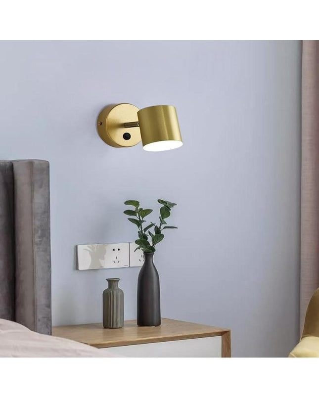 Kezaro Varese Lampe in gold with three-color finish, modern decorative table lamp with sleek design and warm lighting.