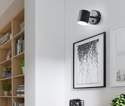 Kezaro Varese Lampe in gold with three-color design, modern decorative table lamp on a wooden surface.