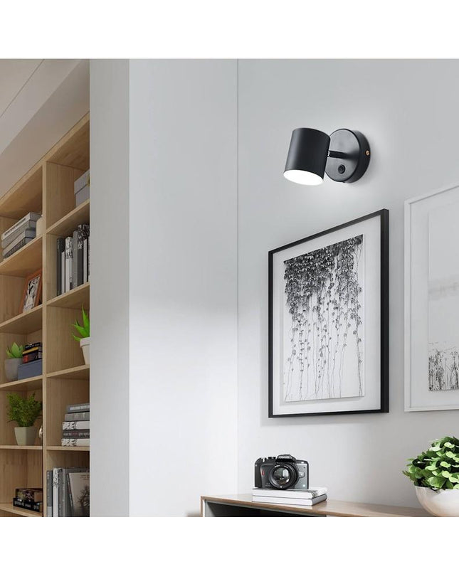 Kezaro Varese Lampe in gold with three-color design, modern decorative table lamp on a wooden surface.