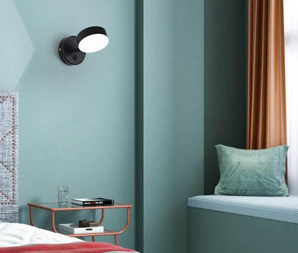 Kezaro Varese Lampe in gold with three colors, modern design, standing on a surface, showcasing its stylish appearance.