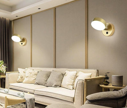 Kezaro Varese Lampe in gold with three colors, modern design and sleek finish, illuminated on a neutral background.