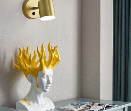 Kezaro Varese Lampe in gold with three colors, modern table lamp with sleek design and smooth finish.