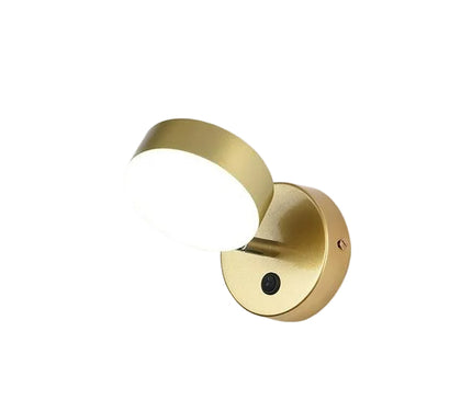 Kezaro Varese Lampe in gold with a three-color design, modern decorative table lamp on a white surface.