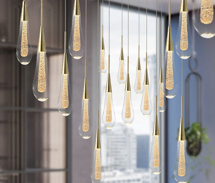 Kezaro Tropfen Kristalllichter in warm white gold finish, hanging glass adornments with shimmering crystal accents.