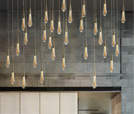 Kezaro Tropfen Kristalllichter in warm gold and white with sparkling crystal accents, hanging decor for elegant interior lighting.
