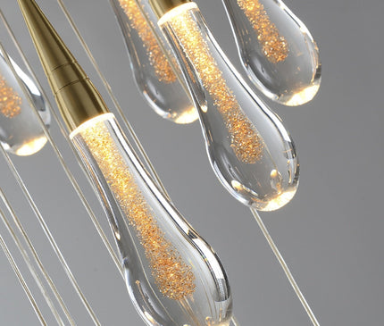 Kezaro Tropfen Kristalllichter in warm white gold with shimmering crystal droplets hanging from a string light.