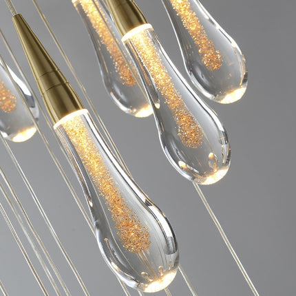 Kezaro Tropfen Kristalllichter in warm white gold with shimmering crystal droplets hanging from a string light.