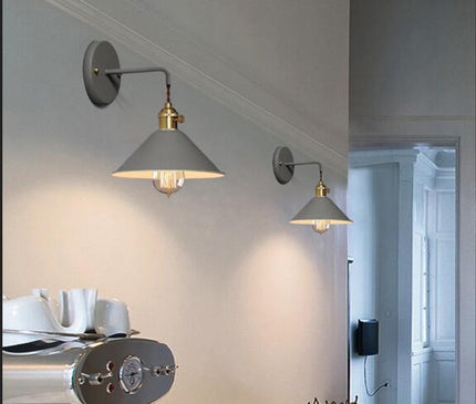 Kezaro Venedig Lampe with green glass shade and ornate metal base, decorative table lamp for stylish home lighting.