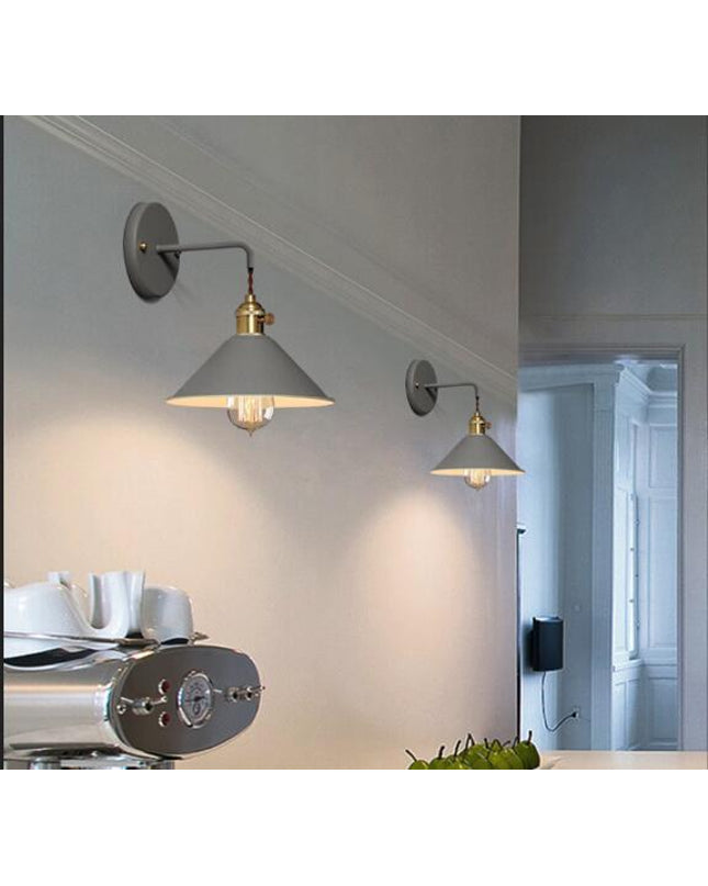 Kezaro Venedig Lampe with green glass shade and ornate metal base, decorative table lamp for stylish home lighting.