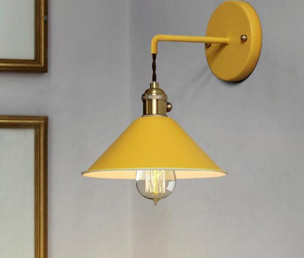 Kezaro Venedig Lampe with a green glass design and ornate metal frame, perfect for vintage-inspired home decor.