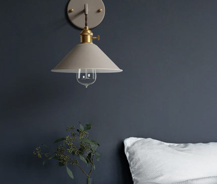 Kezaro Venedig Lampe with green glass and intricate metal detailing, modern decorative table lamp for stylish lighting.