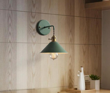 Kezaro Venedig Lampe with green glass shade and ornate metal base, decorative table lamp for stylish home lighting.