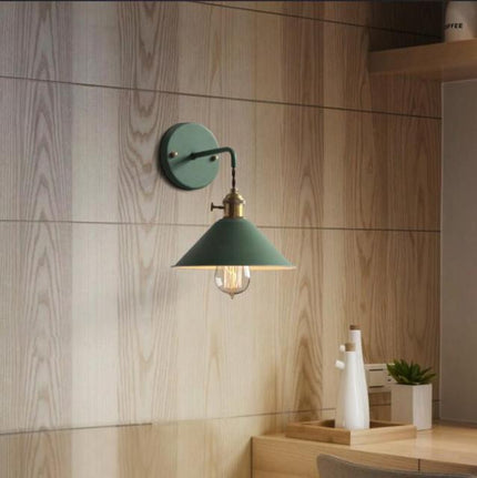 Kezaro Venedig Lampe with green glass shade and ornate metal base, decorative table lamp for stylish home lighting.