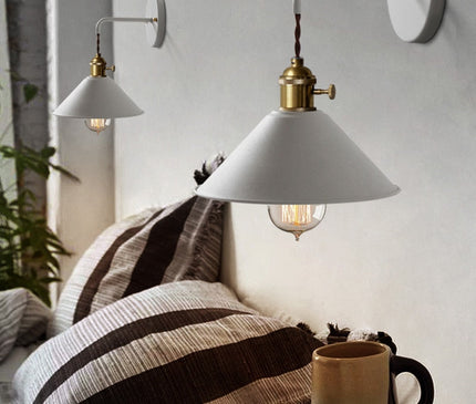 Kezaro Venedig Lampe with green glass and intricate metal details, modern decorative table lamp for stylish interior lighting.