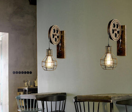 Kezaro Trento Lampe with a round, rust-colored metal frame and modern design, standing on a wooden surface.