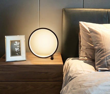 Kezaro Verona Lampe featuring a sleek black and warm white design, modern table lamp with a minimalist style.