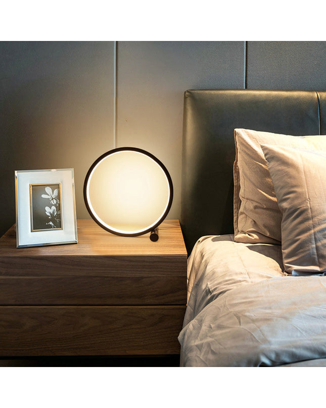 Kezaro Verona Lampe featuring a sleek black and warm white design, modern table lamp with a minimalist style.