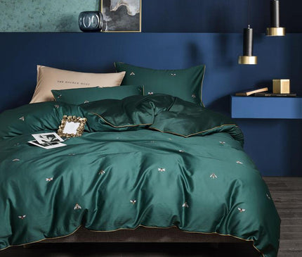 Kezaro Trieste Bettwäsche Set with four-piece bed linen in elegant fabric, displayed in a bedroom setting with matching pillowcases.