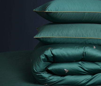 Kezaro Trieste bedding set with fitted sheet and pillowcases in a 4-piece design, featuring elegant fabric and pattern.