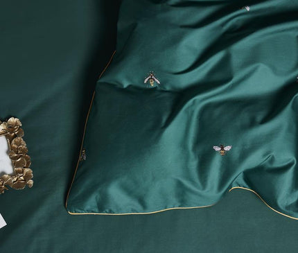 Kezaro Trieste Bettwäsche Set with fitted sheet, duvet cover, and pillowcases in a 4-piece design, featuring elegant fabric and pattern.