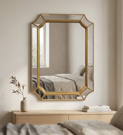 Mira Wandspiegel in Gold im Schlafzimmer